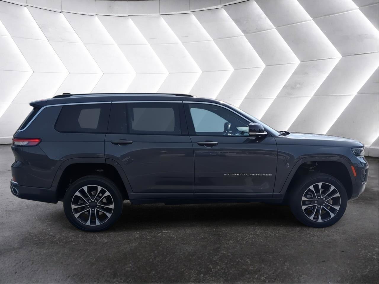 Used 2023 Jeep Grand Cherokee L Overland w/ Advanced Protech Group III AWD/4WD image 7