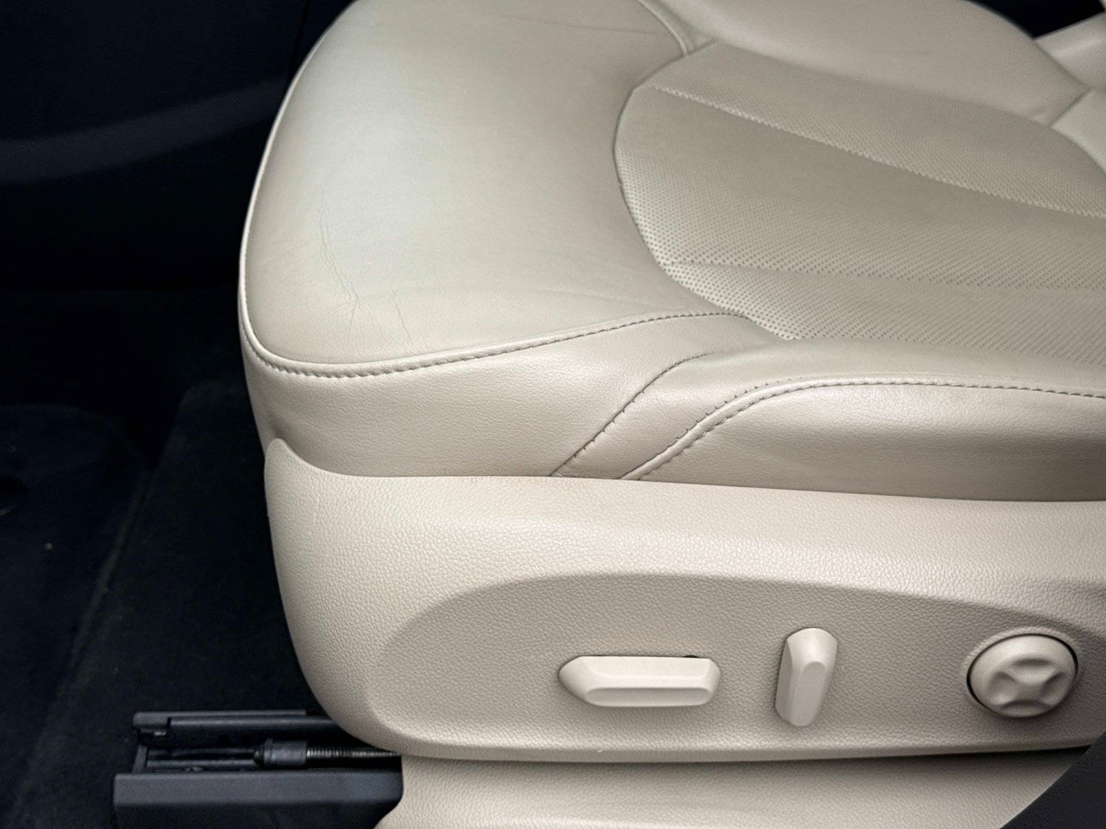 Used 2020 Buick Envision Essence FWD image 23