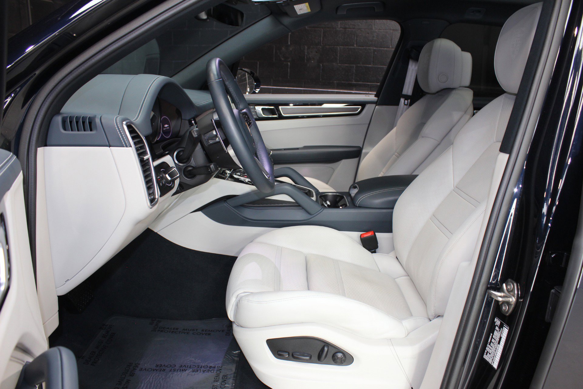 Used 2023 Porsche Cayenne Platinum Edition image 31