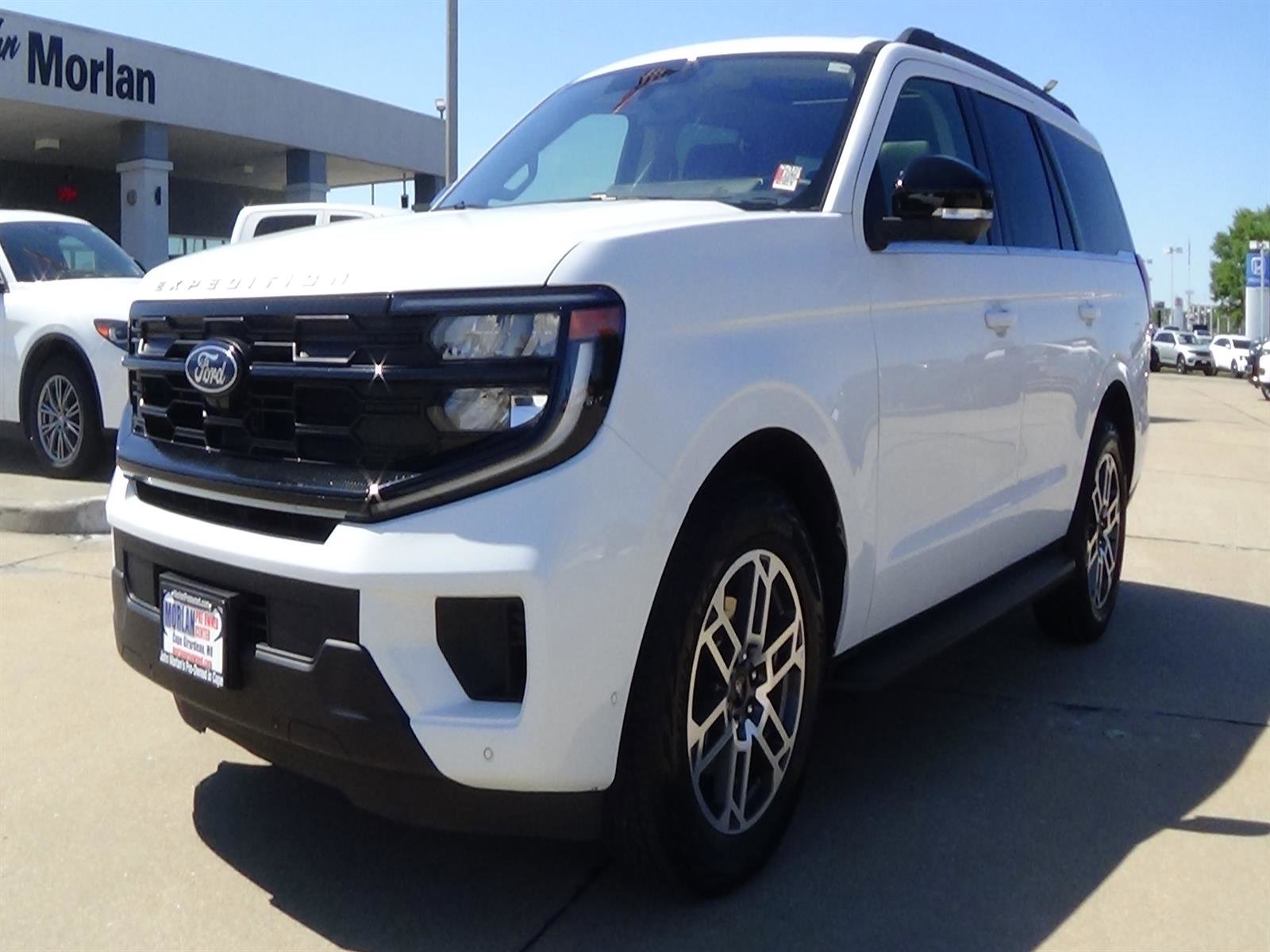 Used 2025 Ford Expedition Active AWD/4WD image 2
