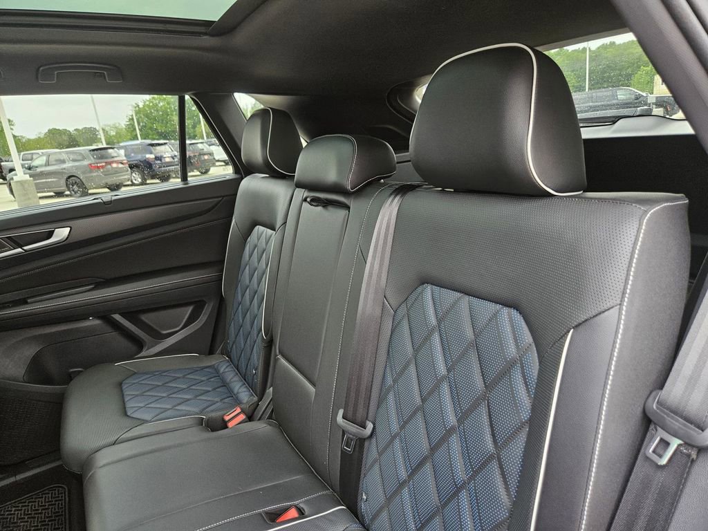 Used 2024 Volkswagen Atlas Cross Sport SEL Premium R-Line image 31