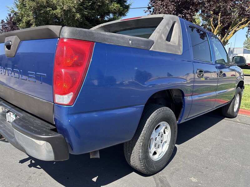 Used 2004 Chevrolet Avalanche 2WD image 12