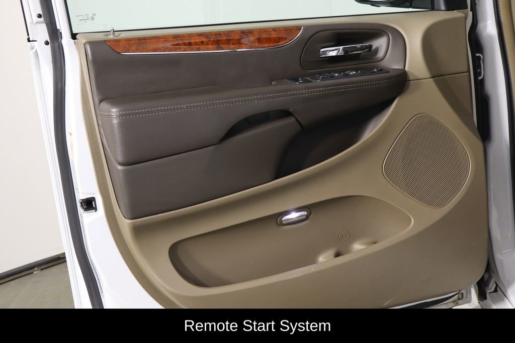 Used 2016 Chrysler Town & Country Touring w/ Driver Convenience Group image 20