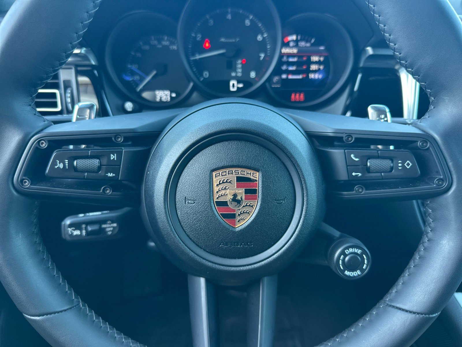 Certified 2025 Porsche Macan Turbo image 23