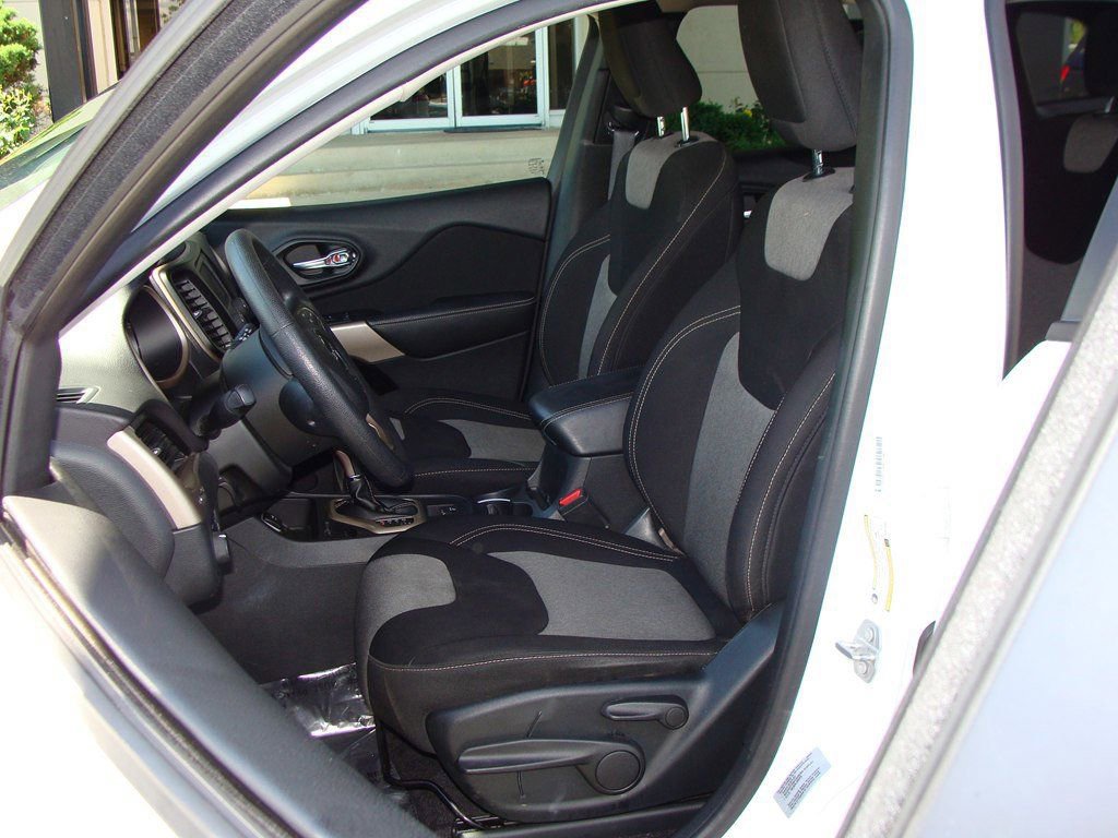 Used 2017 Jeep Cherokee Sport image 7