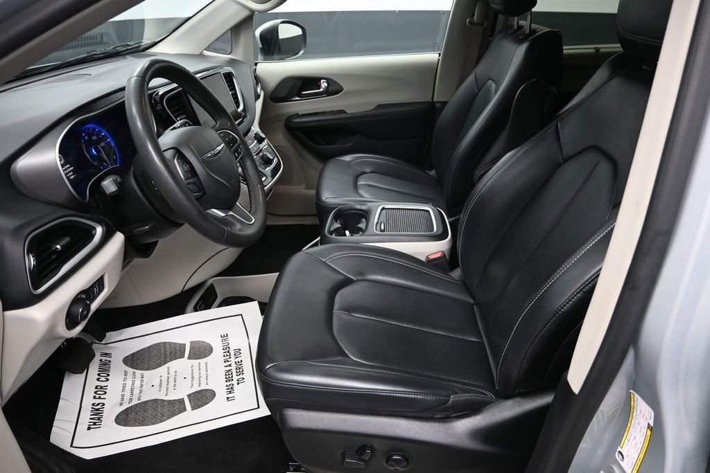 Used 2023 Chrysler Pacifica Touring-L FWD image 14