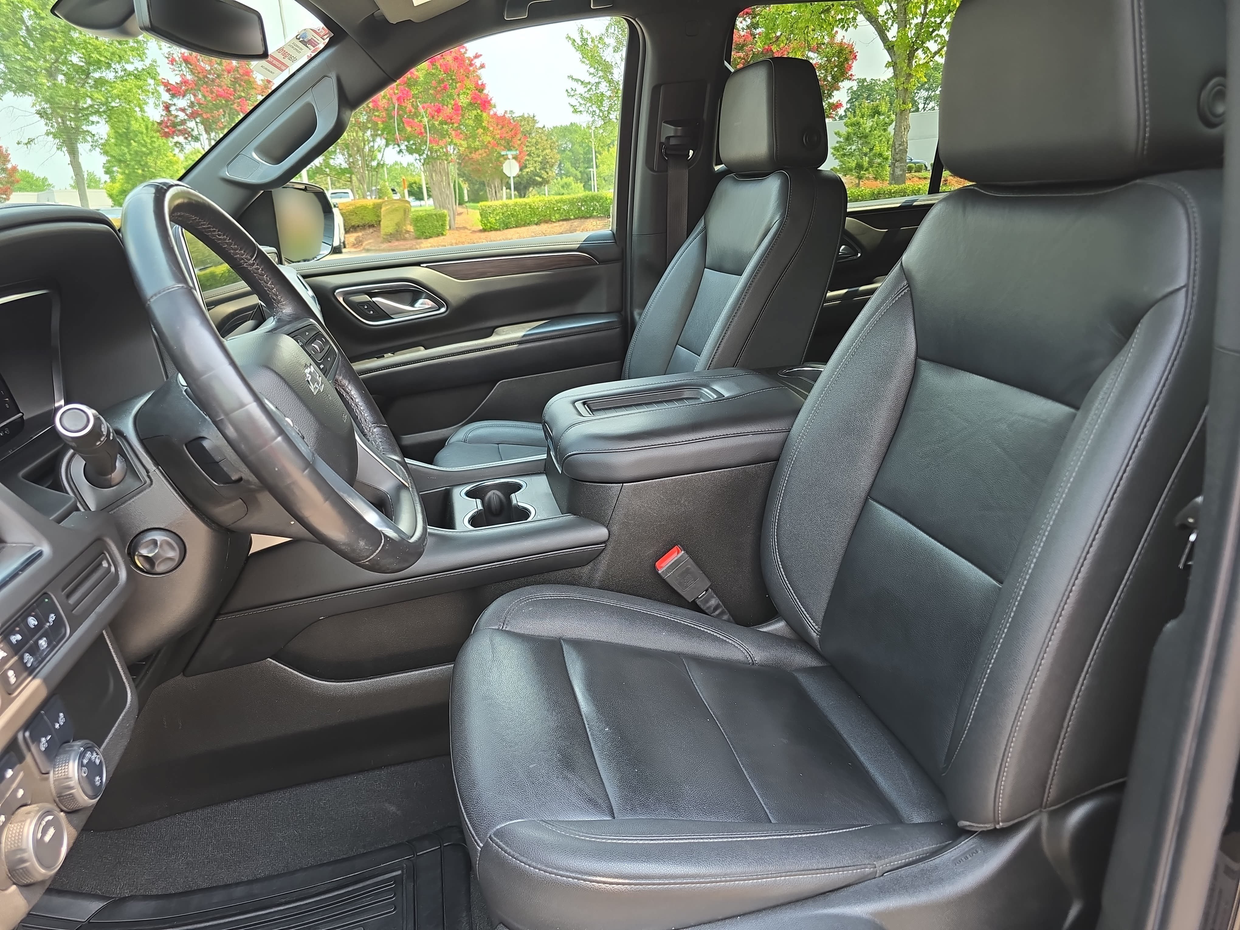 Used 2022 Chevrolet Tahoe Z71 w/ Luxury Package AWD/4WD image 16