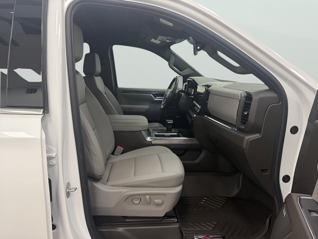 Used 2025 Chevrolet Silverado 1500 LTZ AWD/4WD image 9
