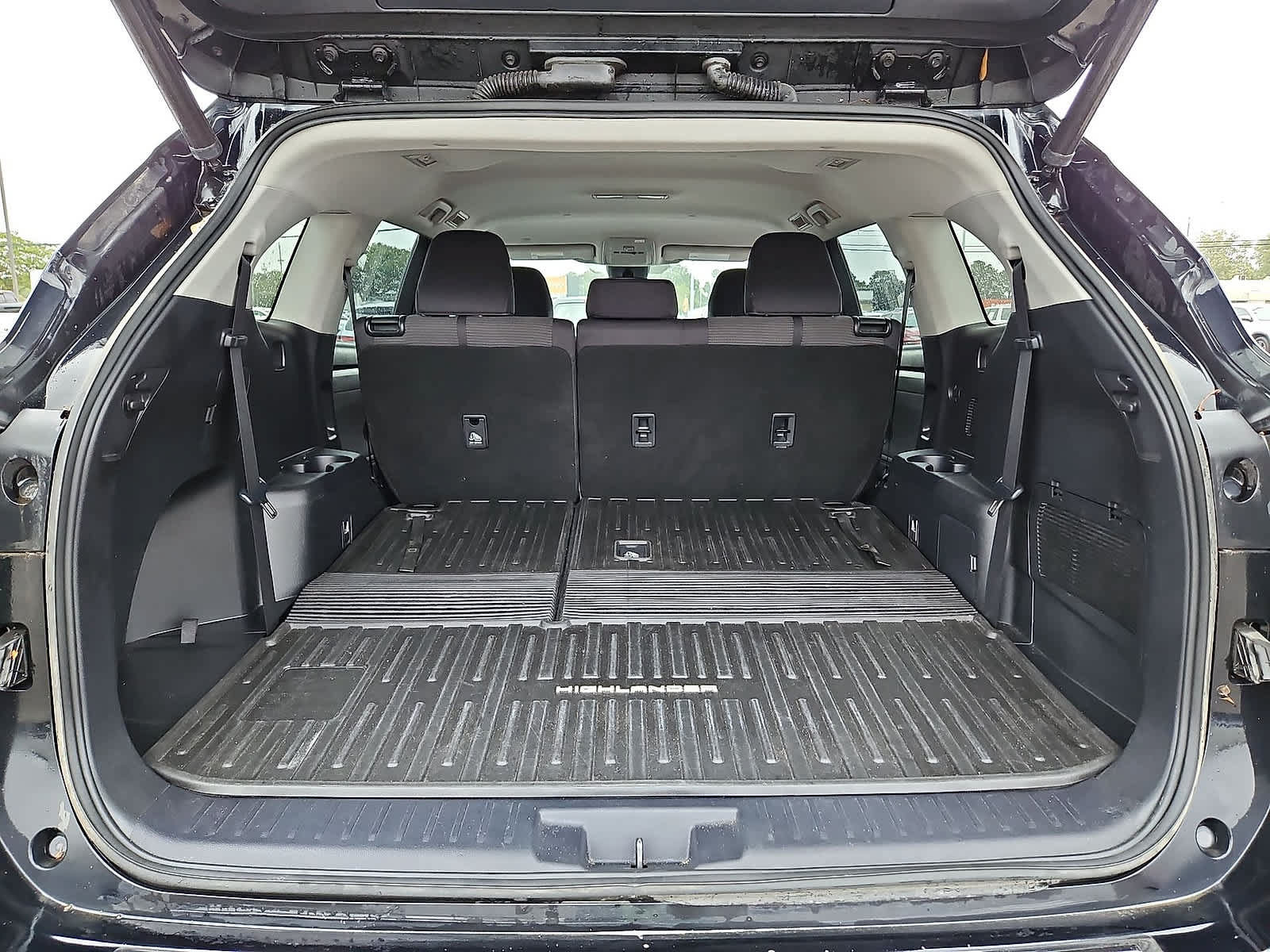 Used 2021 Toyota Highlander LE AWD/4WD image 30