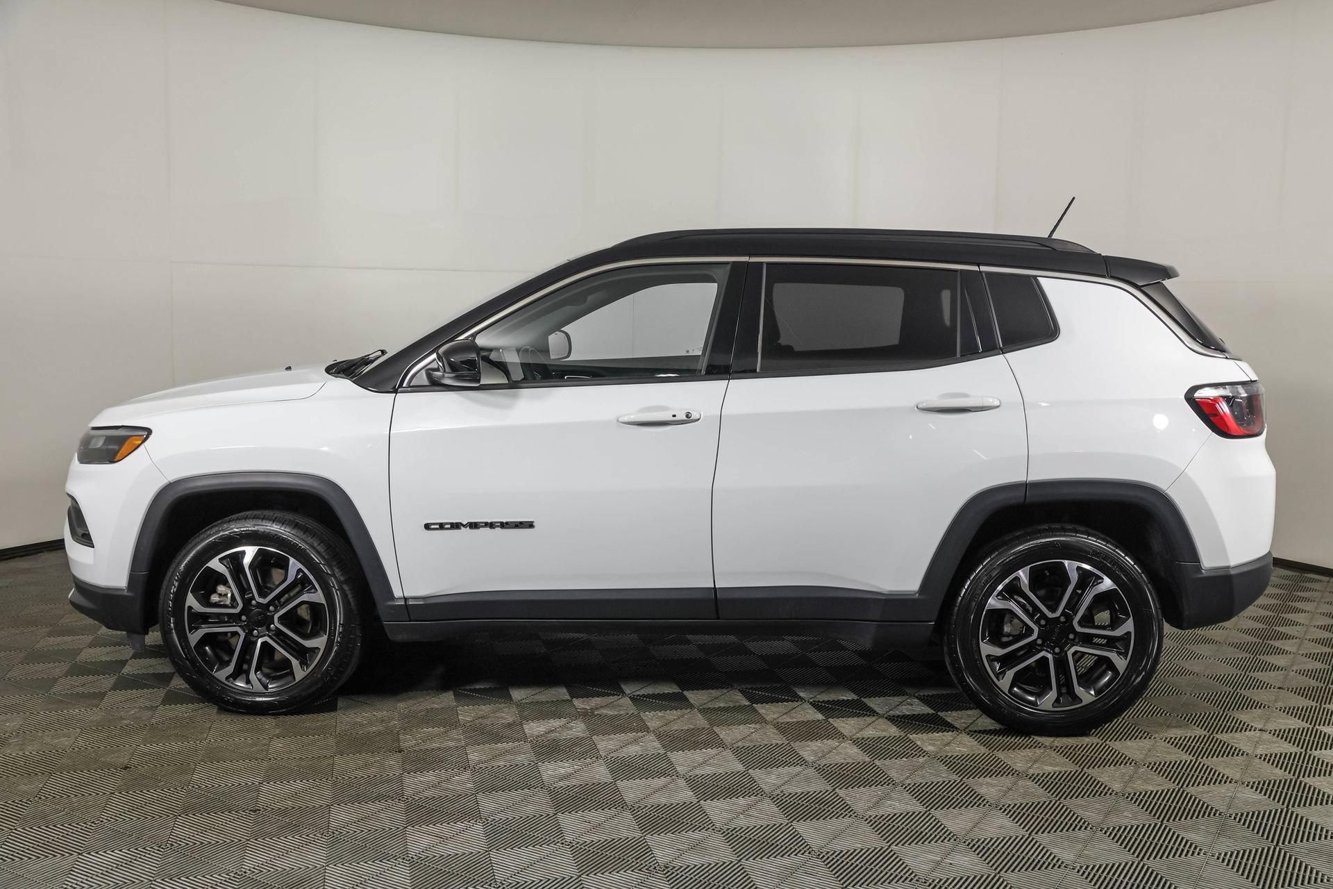 Used 2024 Jeep Compass Limited AWD/4WD image 19