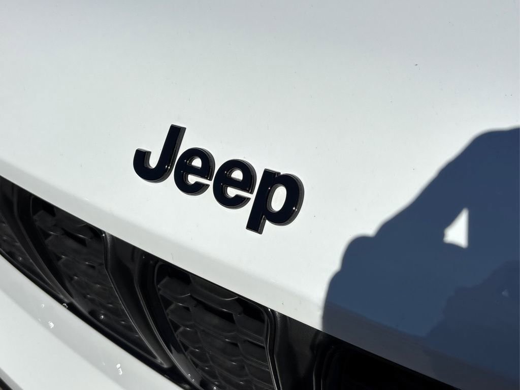 Used 2025 Jeep Grand Cherokee L Limited w/ Black Appearance Package image 15