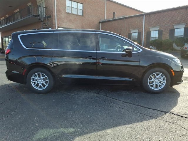 New 2026 Chrysler Pacifica Select image 2