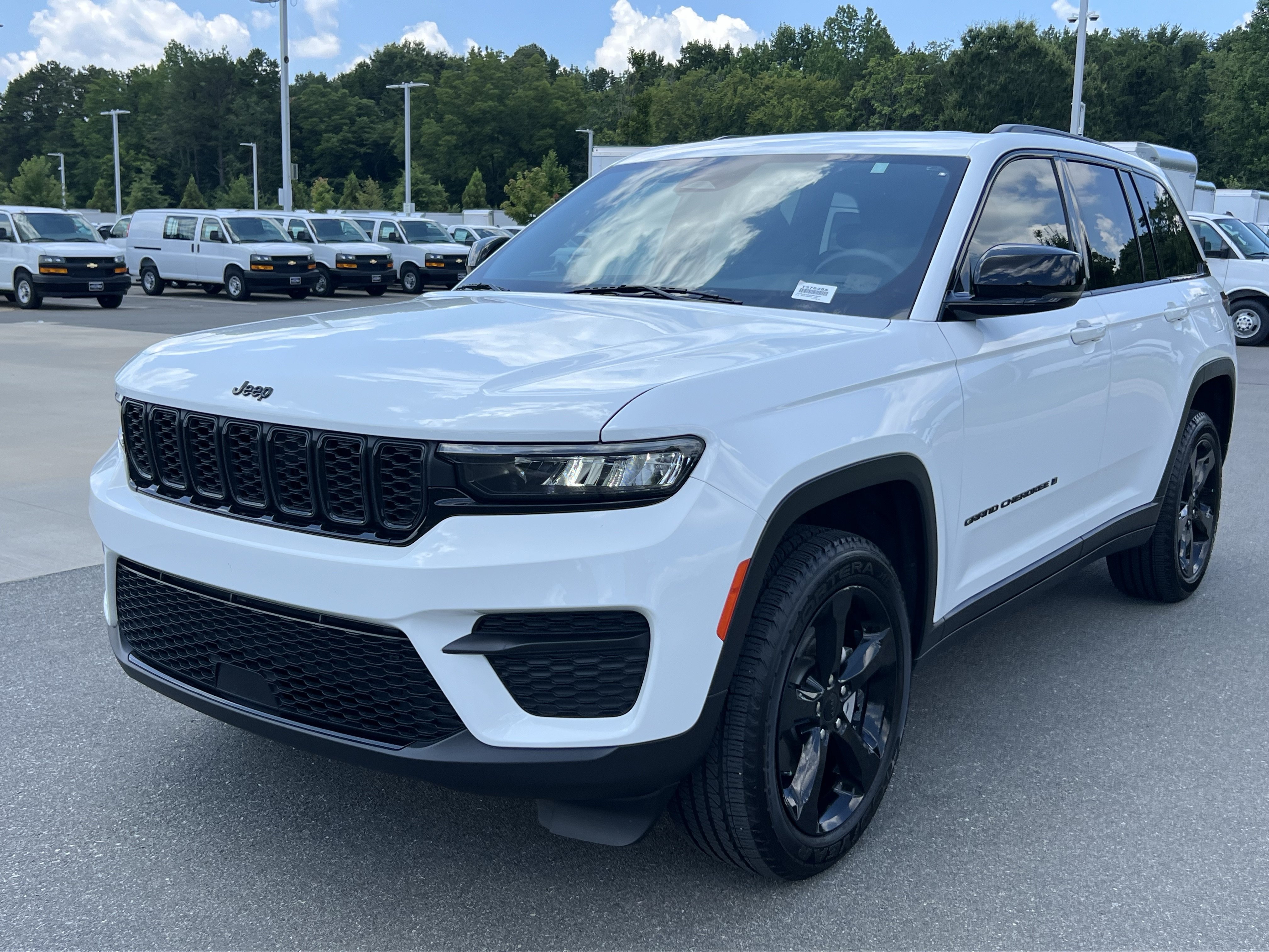 Used 2023 Jeep Grand Cherokee Altitude RWD image 5