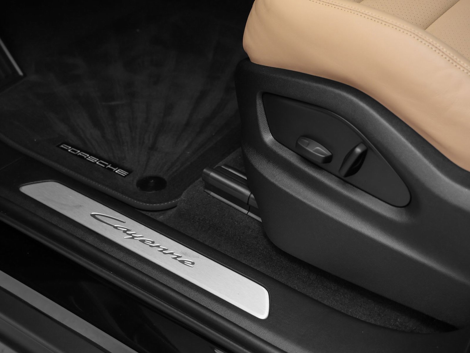 Used 2025 Porsche Cayenne image 25