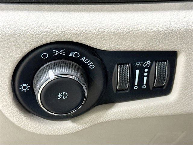 Used 2021 Chrysler Pacifica Touring-L w/ Uconnect Theater Family Group image 12