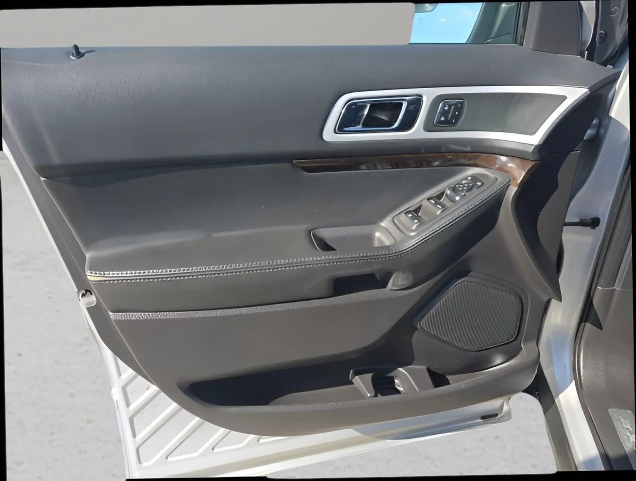 Used 2015 Ford Explorer Limited image 9