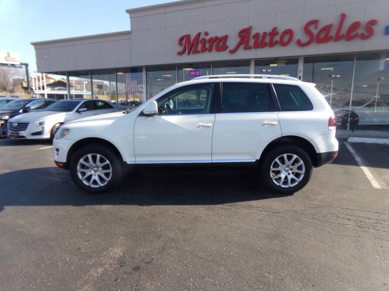 Used 2009 Volkswagen Touareg V6 AWD/4WD image 2