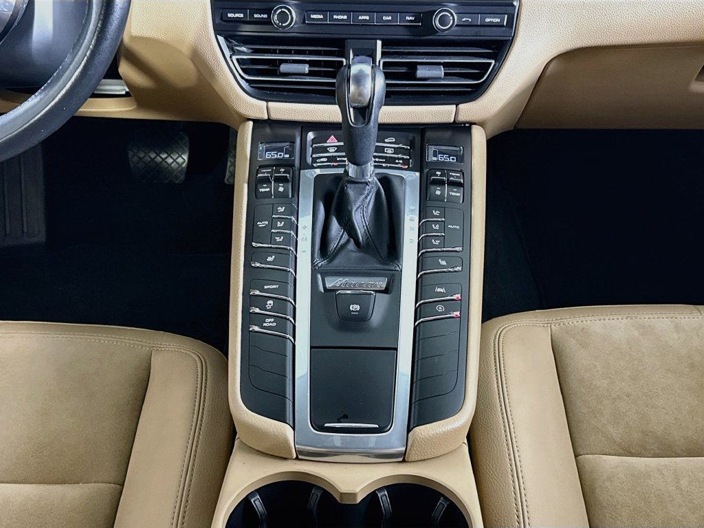 Certified 2021 Porsche Macan AWD/4WD image 16