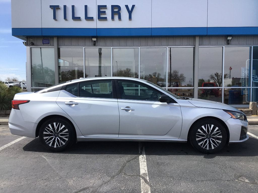 Used 2024 Nissan Altima 2.5 SV FWD image 1