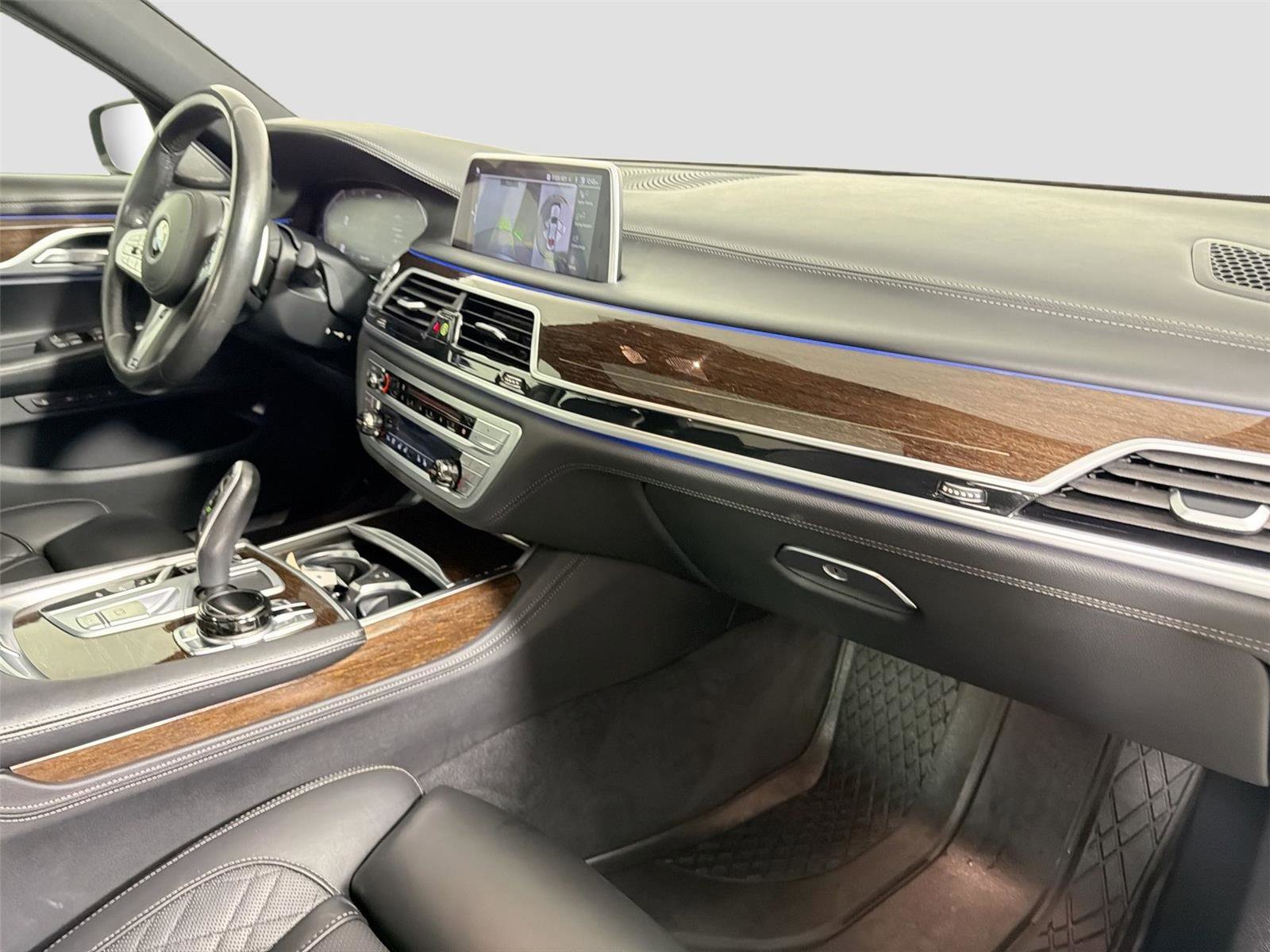 Used 2020 BMW 740i w/ M Sport Package RWD image 30