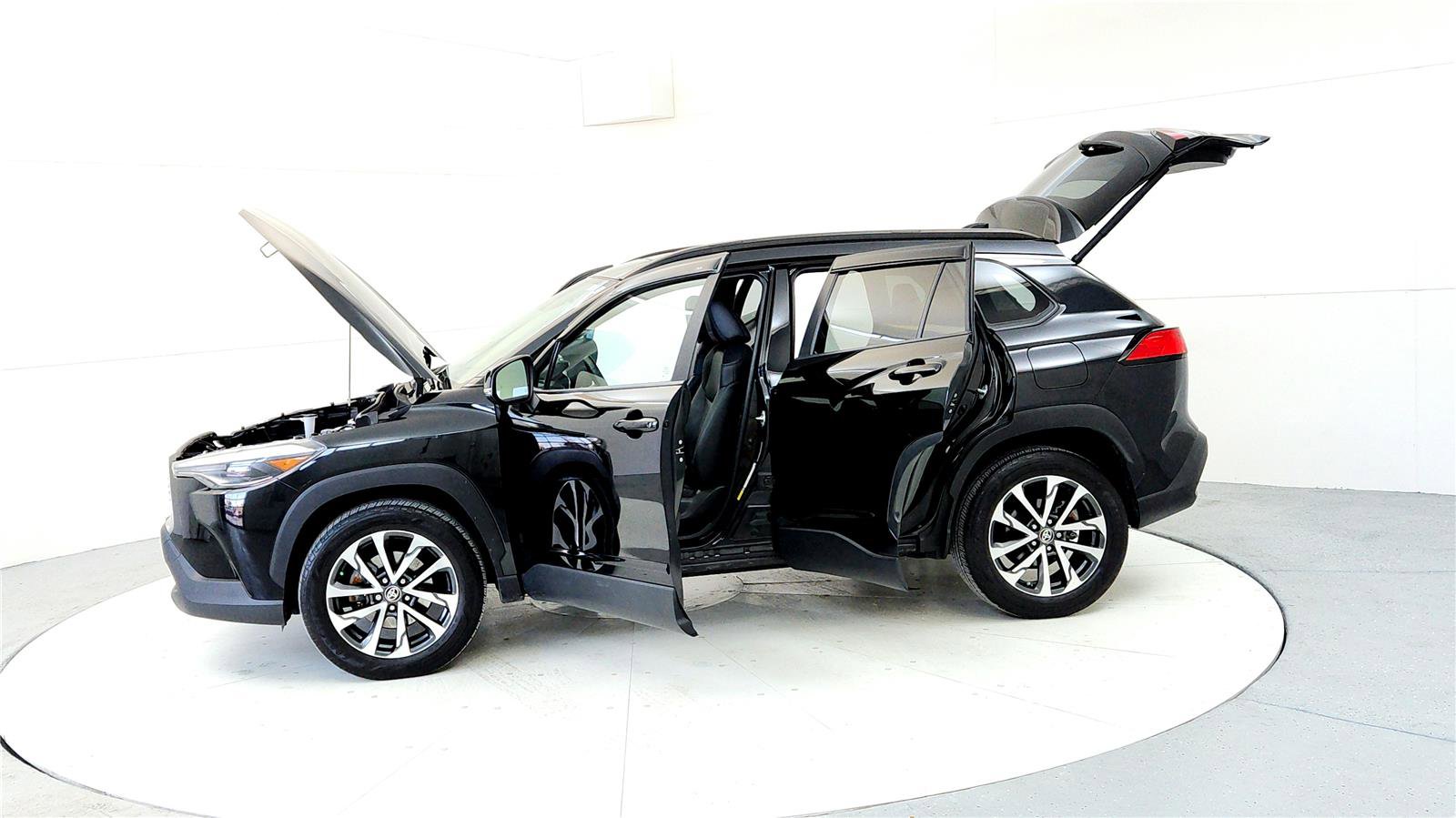 Used 2022 Toyota Corolla Cross XLE image 10
