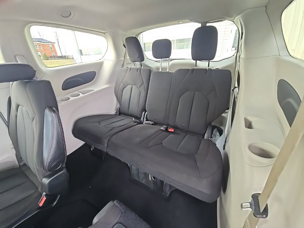 Used 2020 Chrysler Pacifica Touring w/ Advanced Safetytec Group image 24