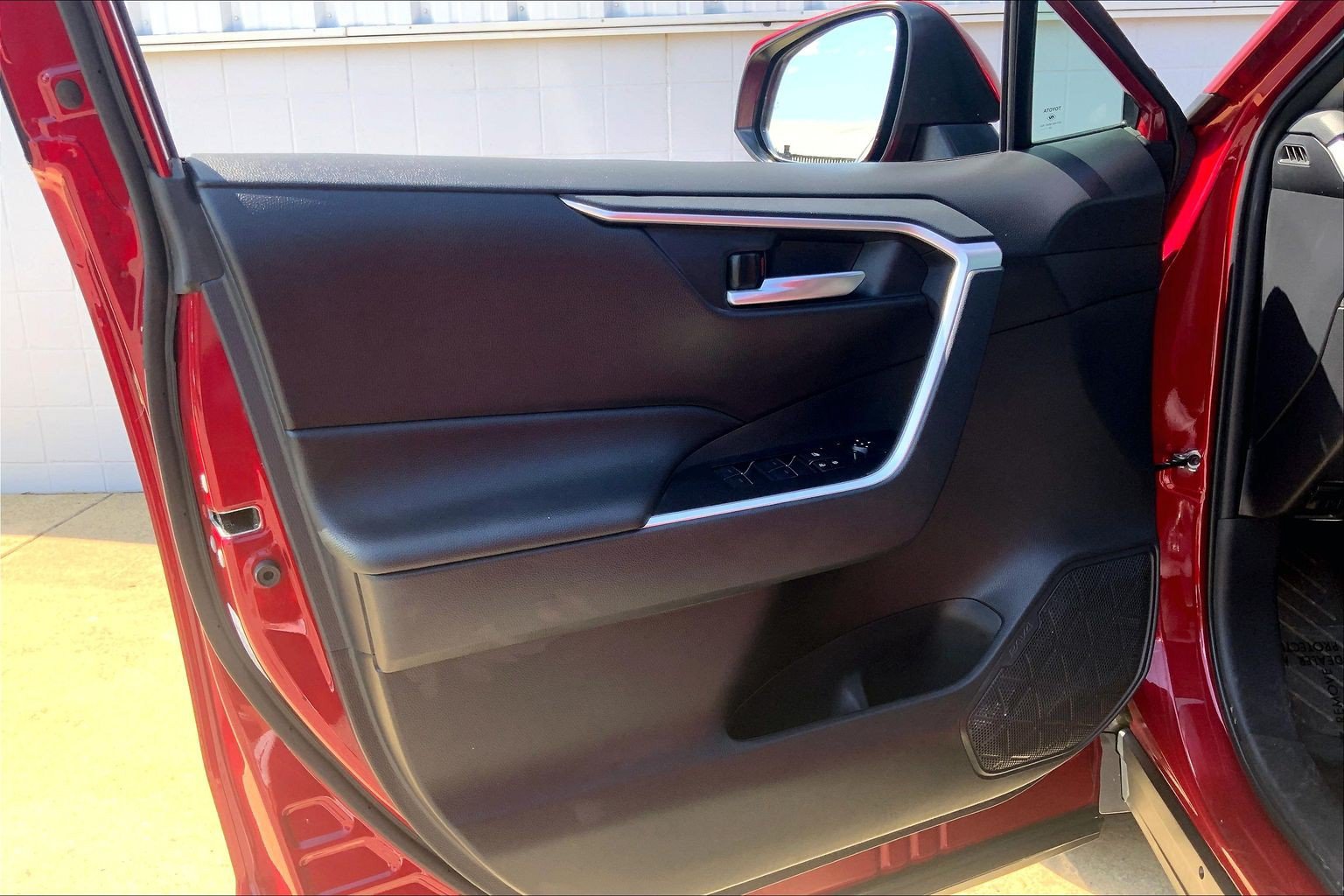 Used 2025 Toyota RAV4 XLE AWD/4WD image 27