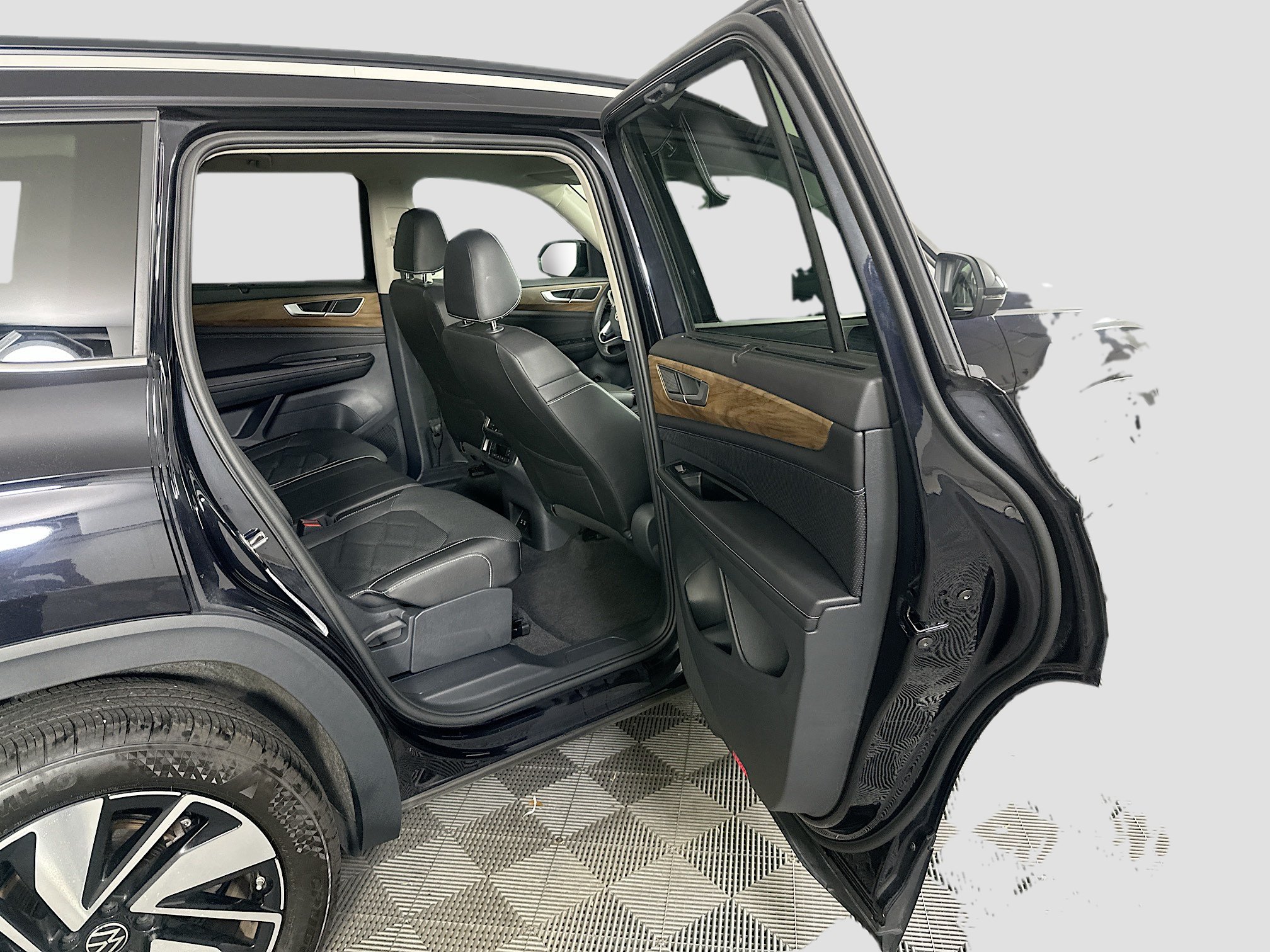 Used 2025 Volkswagen Atlas SE FWD image 30
