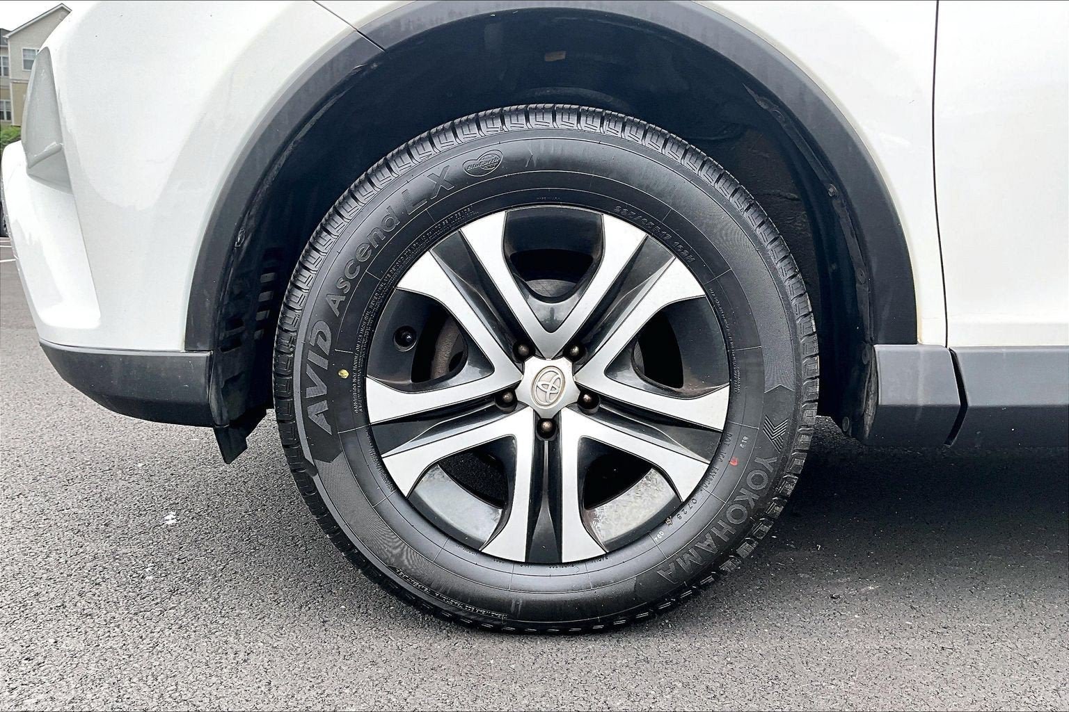 Used 2016 Toyota RAV4 LE AWD/4WD image 9