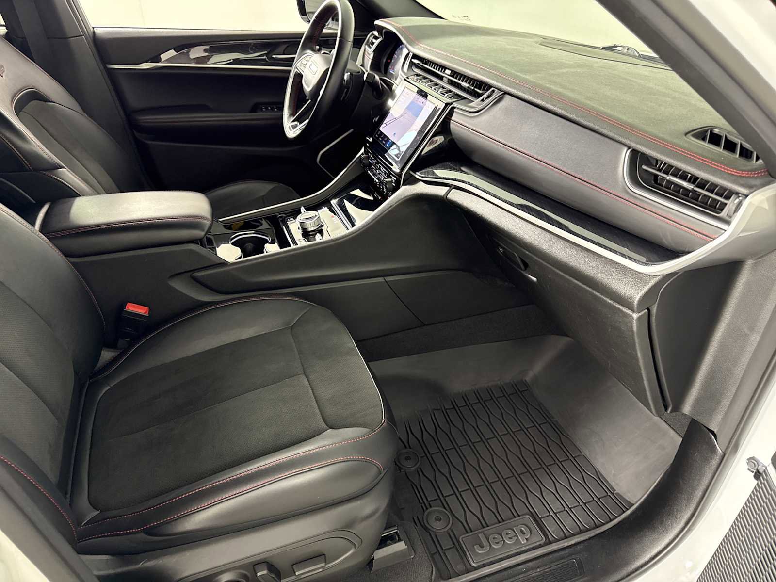 Used 2022 Jeep Grand Cherokee Trailhawk w/ Luxury Tech Group III image 33