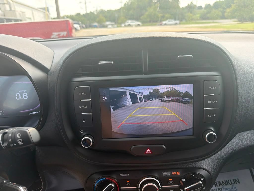 Used 2025 Kia Soul LX w/ LX Technology Package FWD image 16