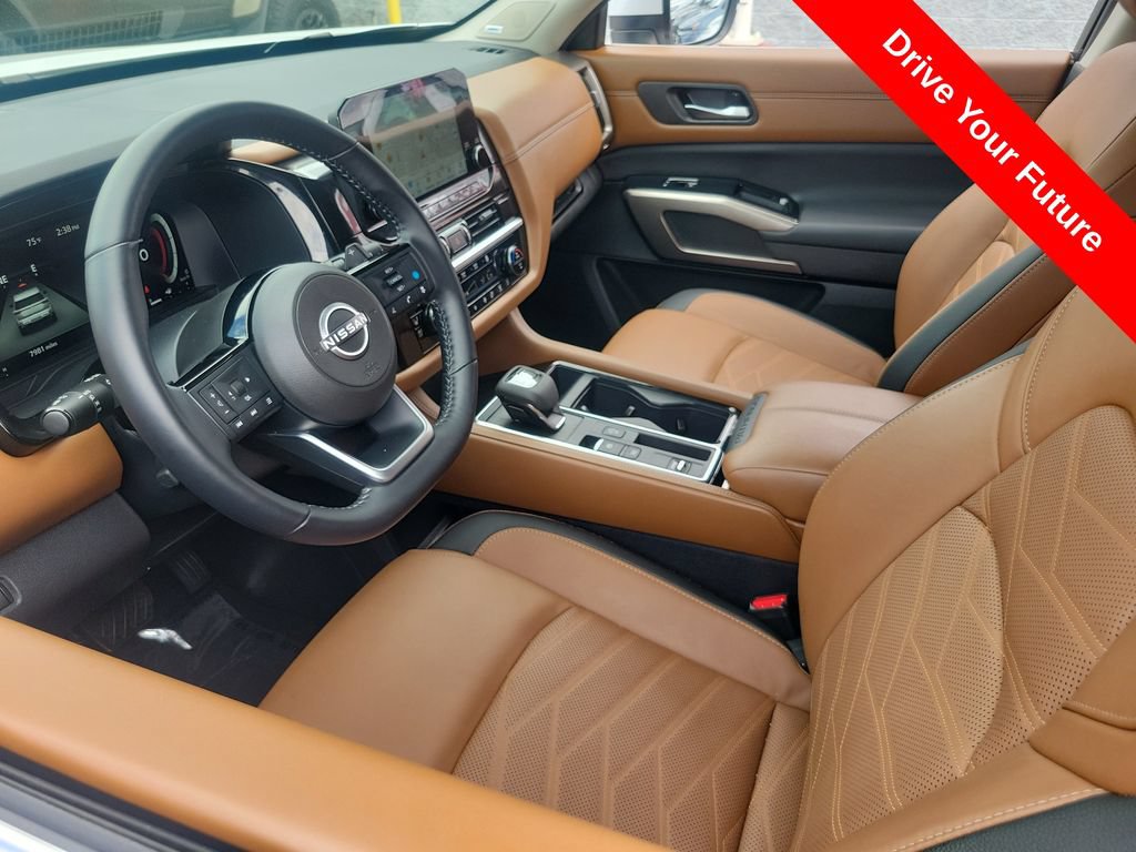 Used 2025 Nissan Pathfinder Platinum FWD image 3