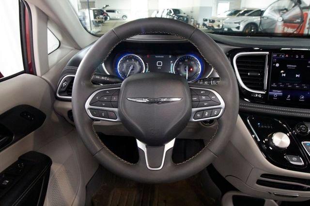 Used 2022 Chrysler Pacifica Touring-L AWD/4WD image 8