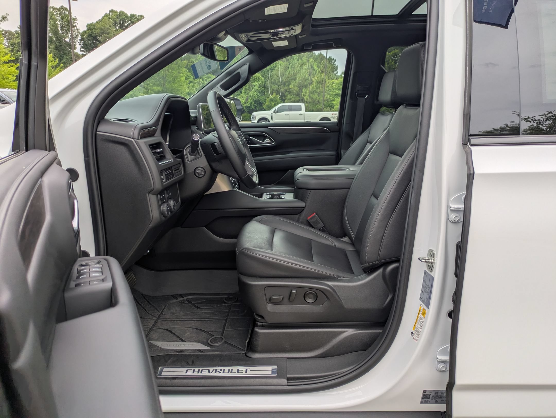 Used 2023 Chevrolet Tahoe Z71 w/ Luxury Package AWD/4WD image 13
