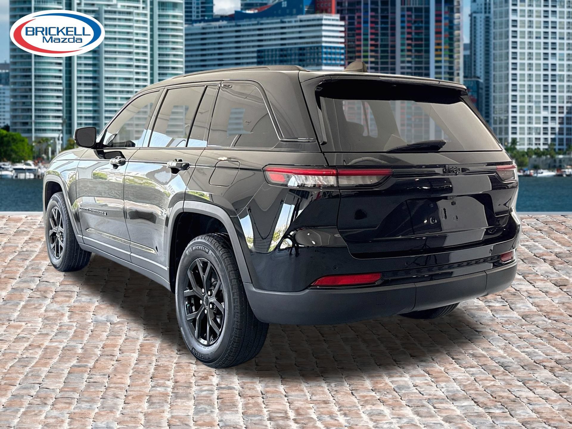 Used 2024 Jeep Grand Cherokee Altitude RWD image 5