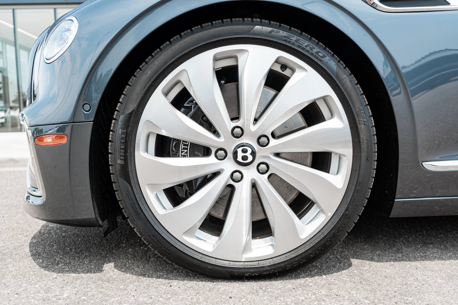 Certified 2026 Bentley Flying Spur Plug-In Hybrid AWD/4WD image 6