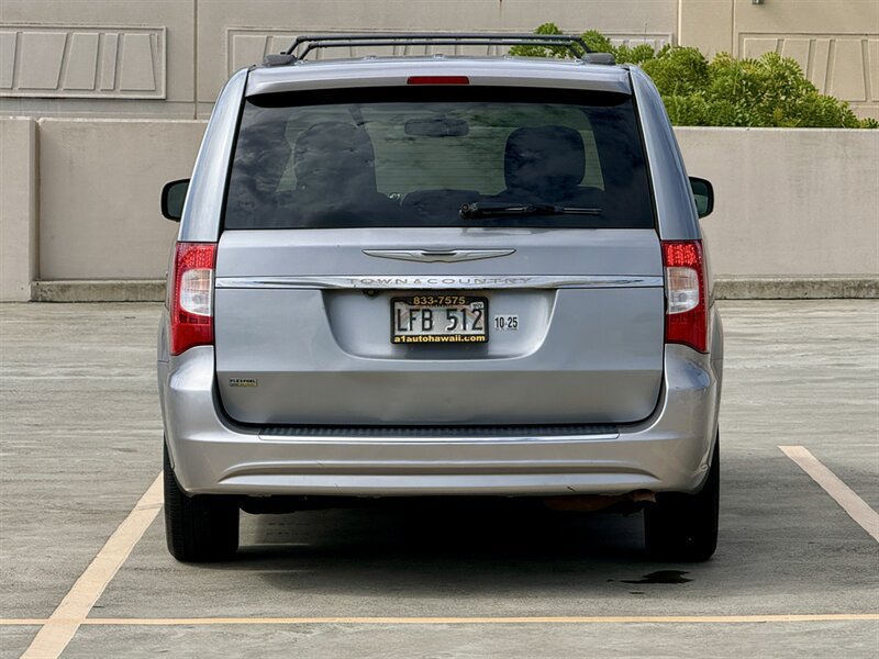 Used 2015 Chrysler Town & Country Touring FWD image 5