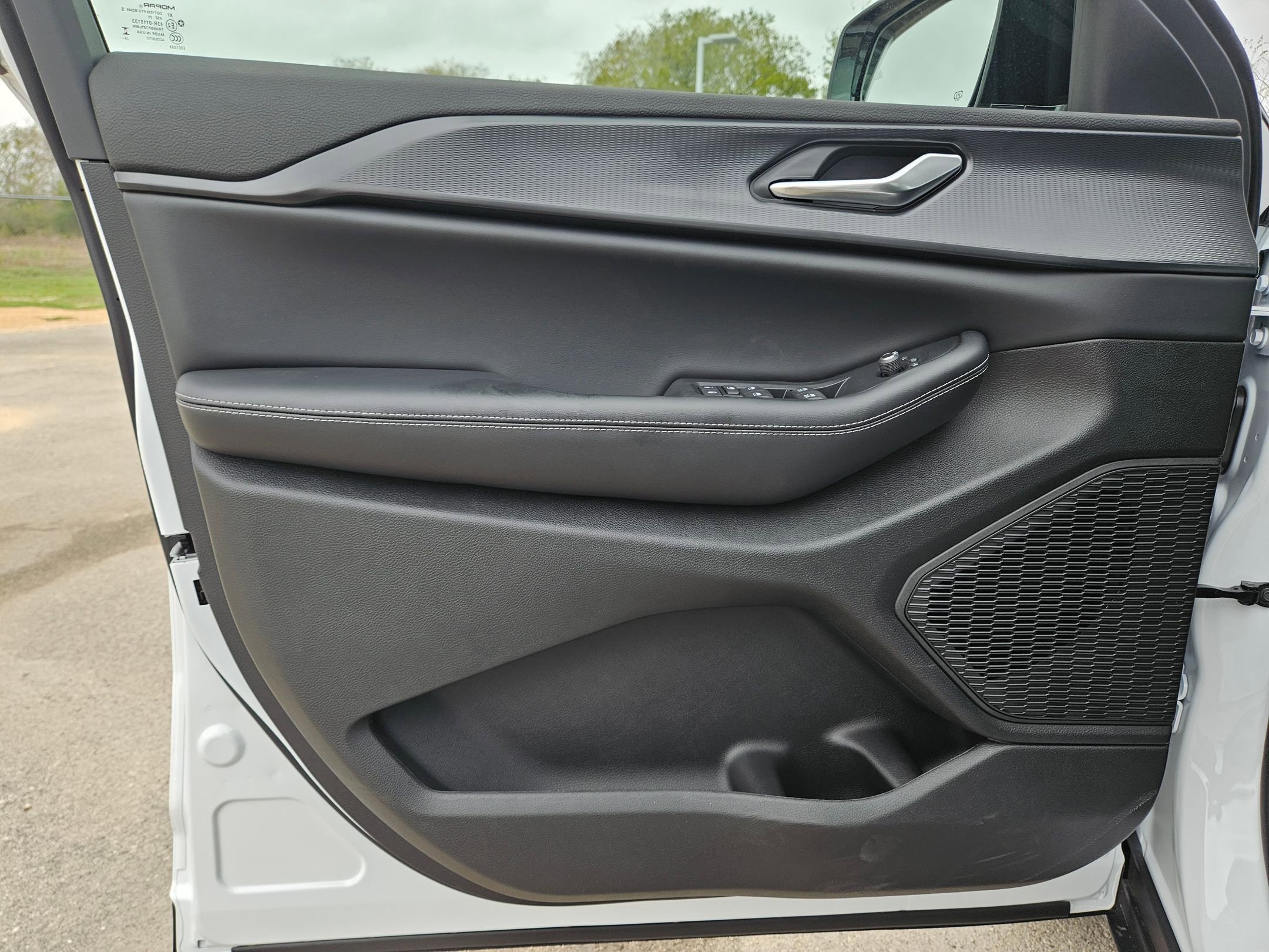 New 2025 Jeep Grand Cherokee Altitude image 11