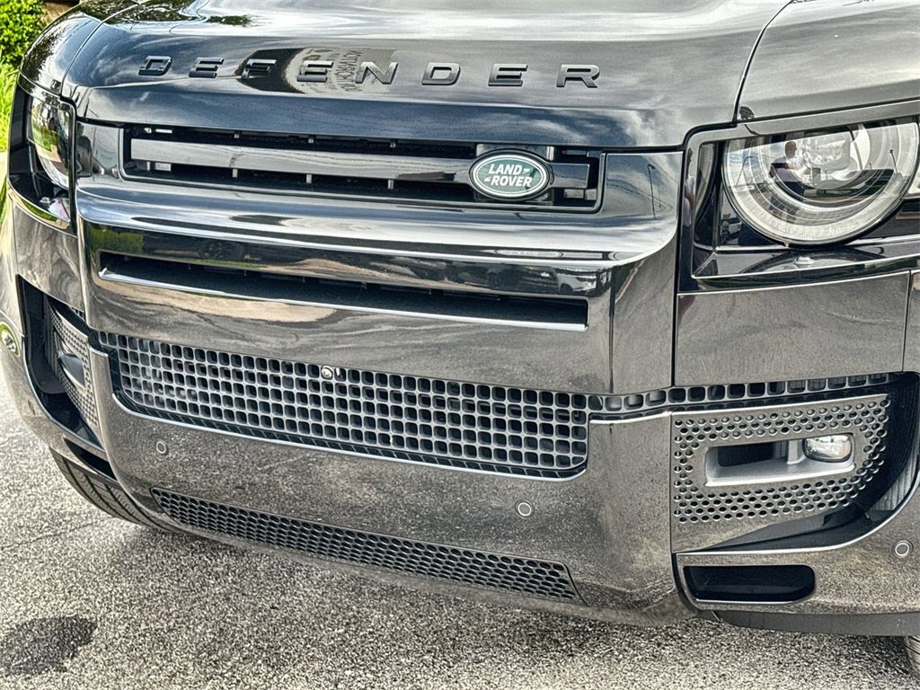 Used 2025 Land Rover Defender 130 X-Dynamic SE image 9