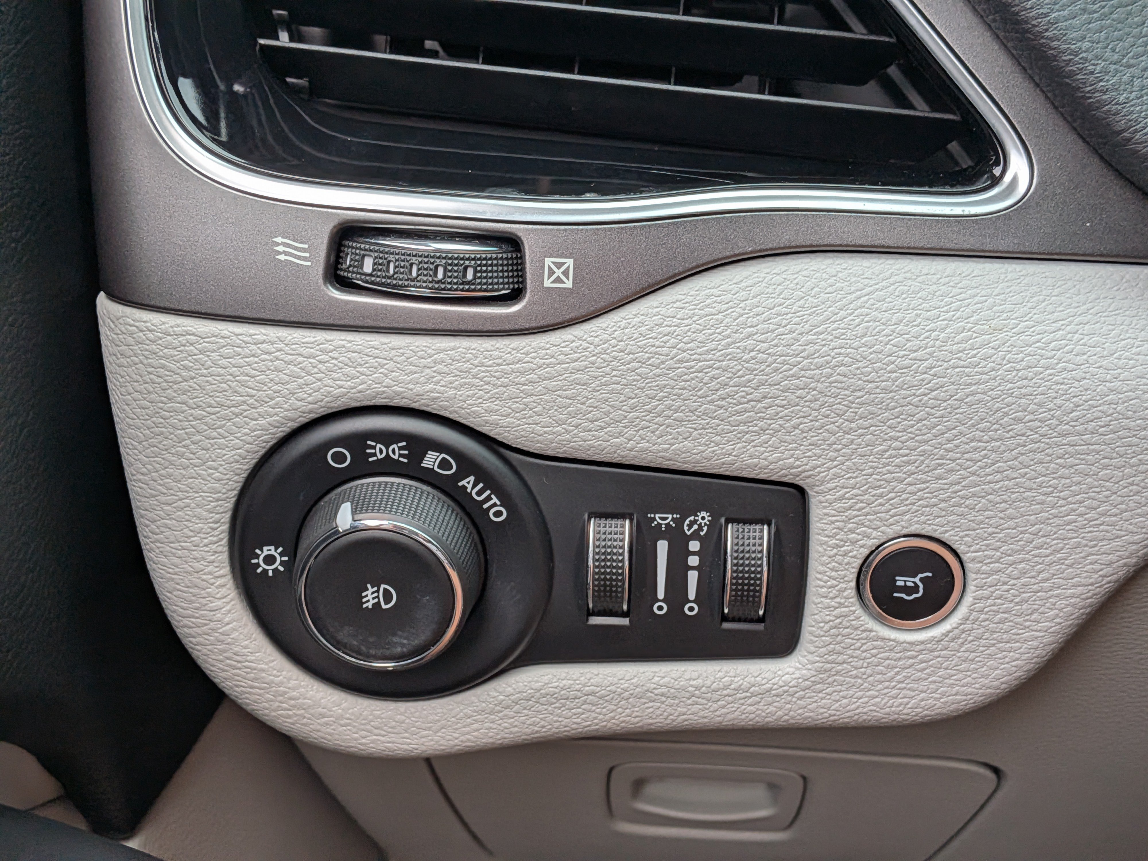 Used 2020 Jeep Cherokee Limited FWD image 23