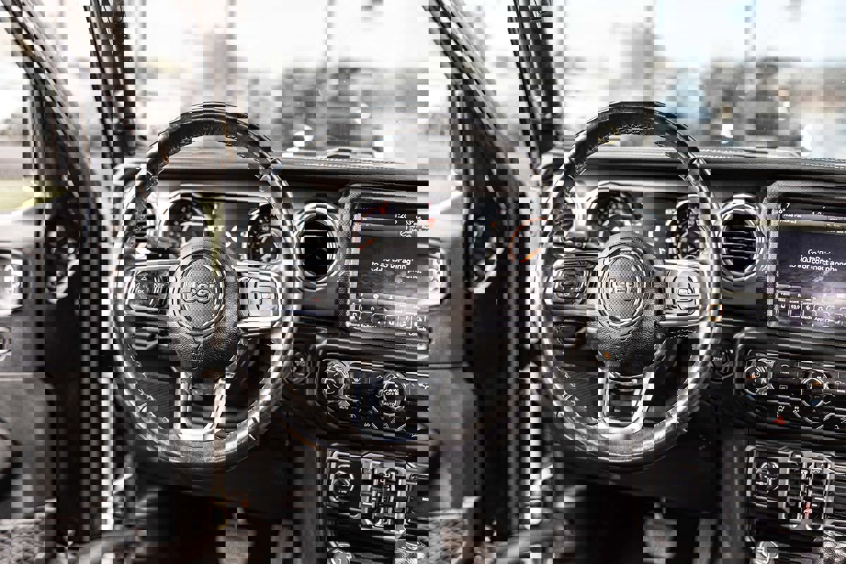 Used 2018 Jeep Wrangler Unlimited Sahara image 35