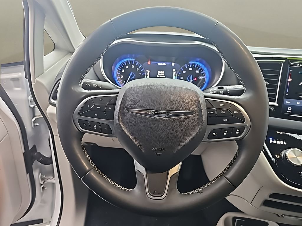 Used 2024 Chrysler Pacifica Touring-L FWD image 16