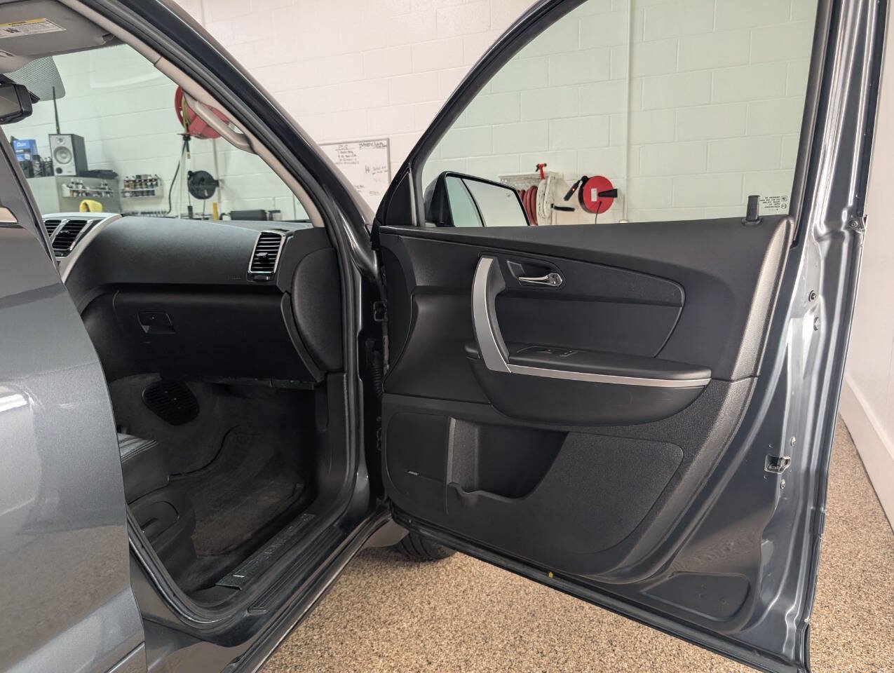 Used 2011 GMC Acadia SLT AWD/4WD image 21