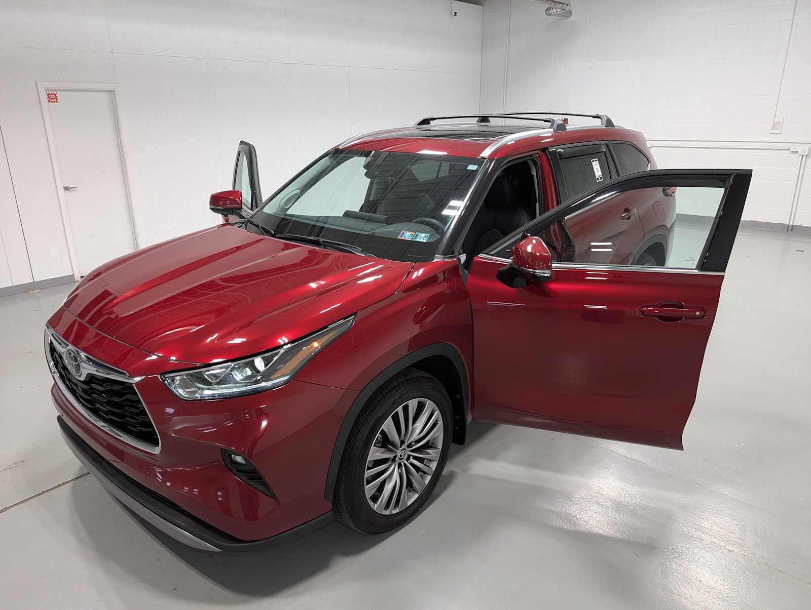 Used 2024 Toyota Highlander Platinum image 16