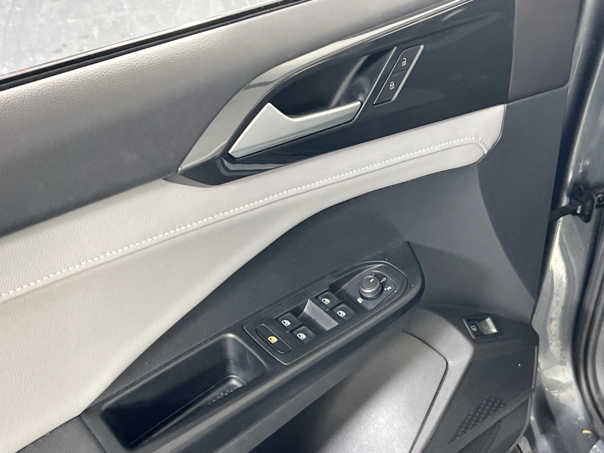 Used 2022 Volkswagen Taos SEL image 18