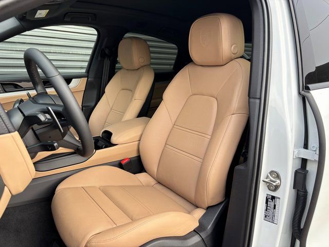 Certified 2026 Porsche Cayenne Coupe AWD/4WD image 5