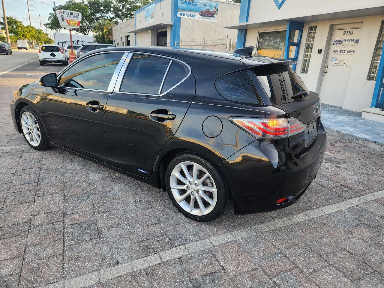 Used 2011 Lexus CT 200h Premium w/ Premium Audio Pkg image 4