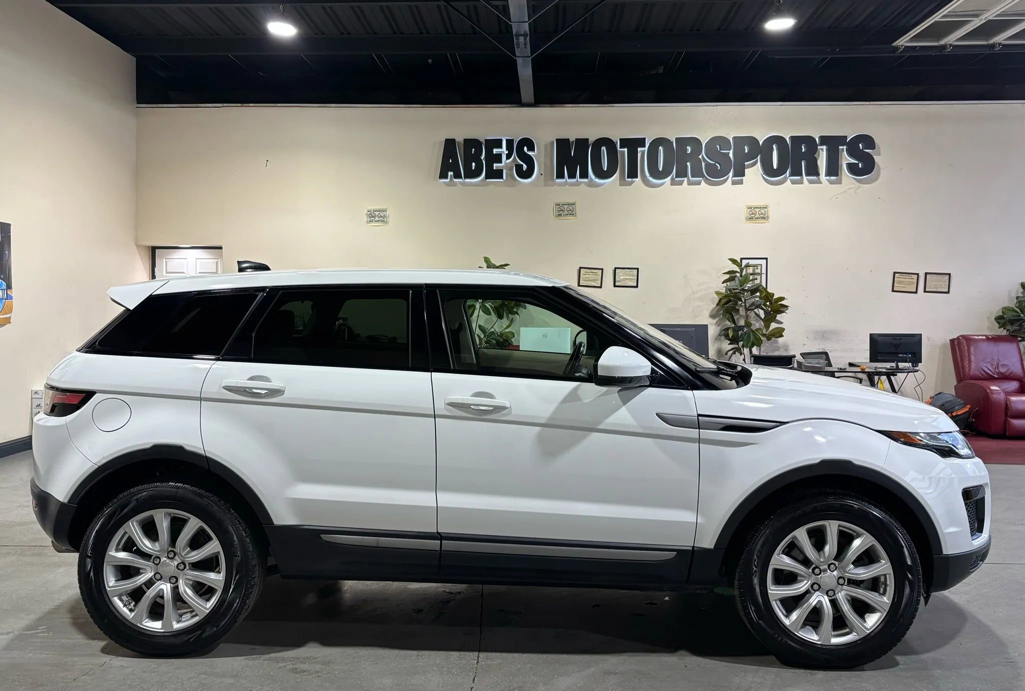 Used 2018 Land Rover Range Rover Evoque image 4