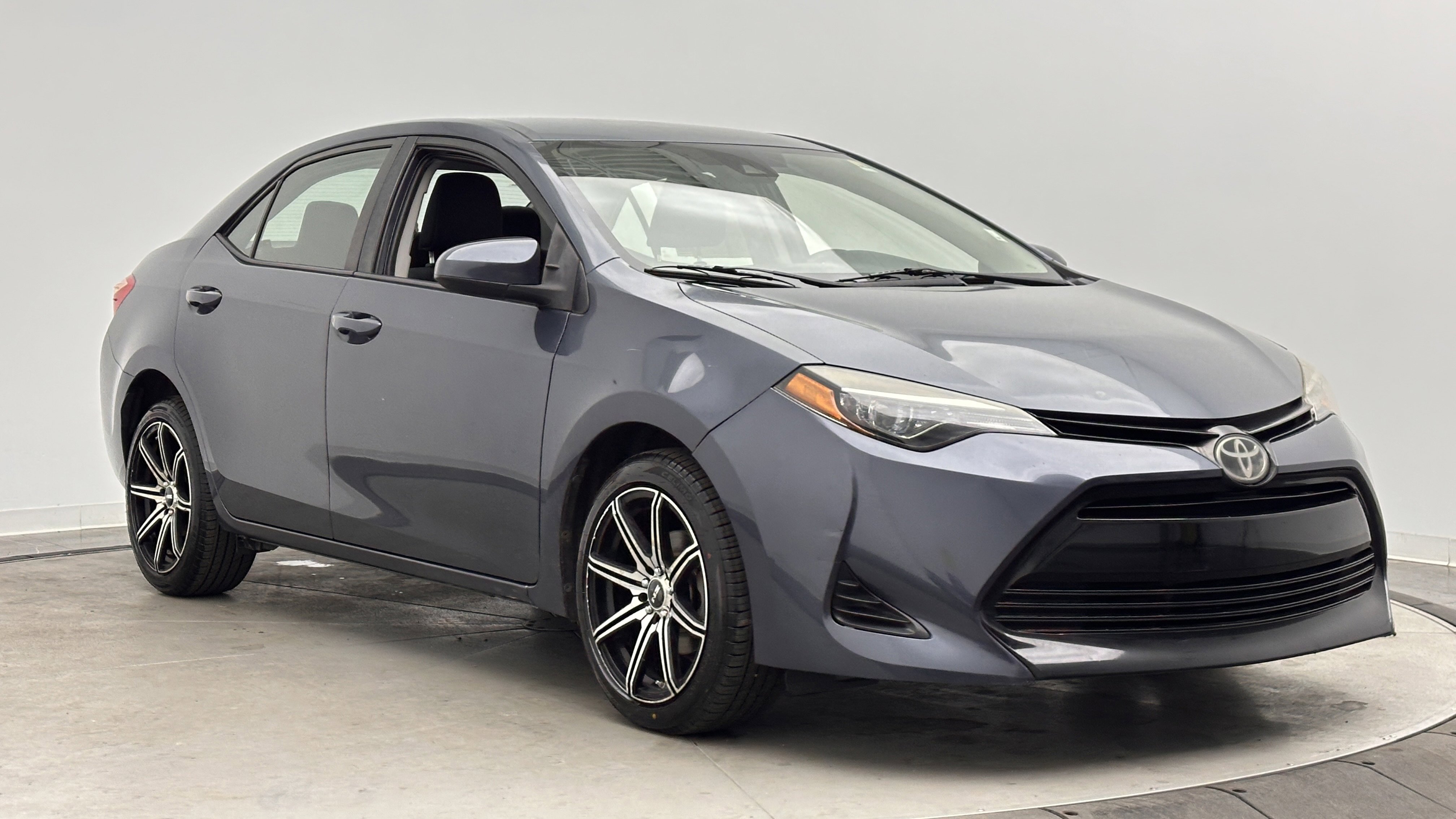 Used 2019 Toyota Corolla LE image 3