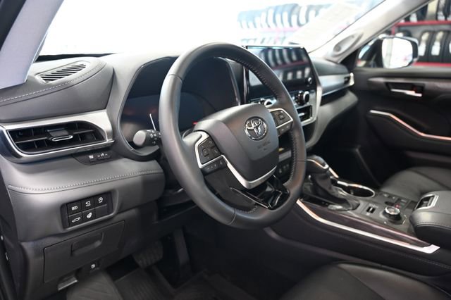 Used 2025 Toyota Highlander Platinum AWD/4WD image 24